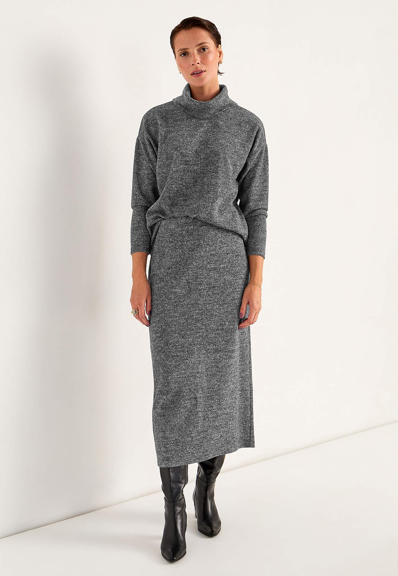 Super soft skirt with slit Beata