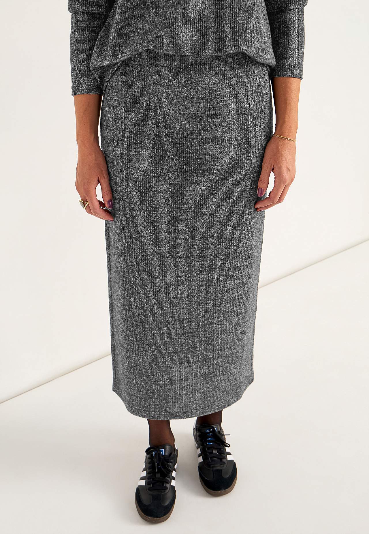 Super soft skirt with slit Beata