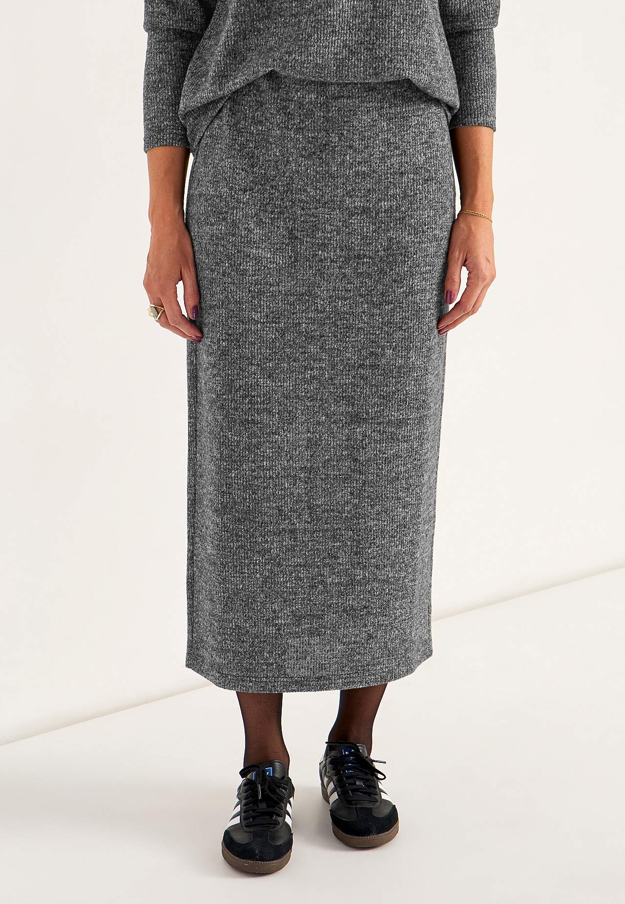 Super soft skirt with slit Beata