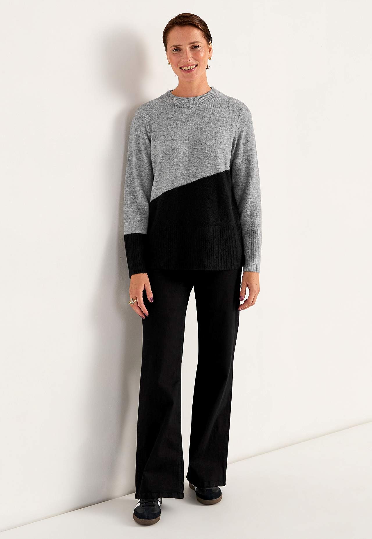 Knitted sweater with round neck