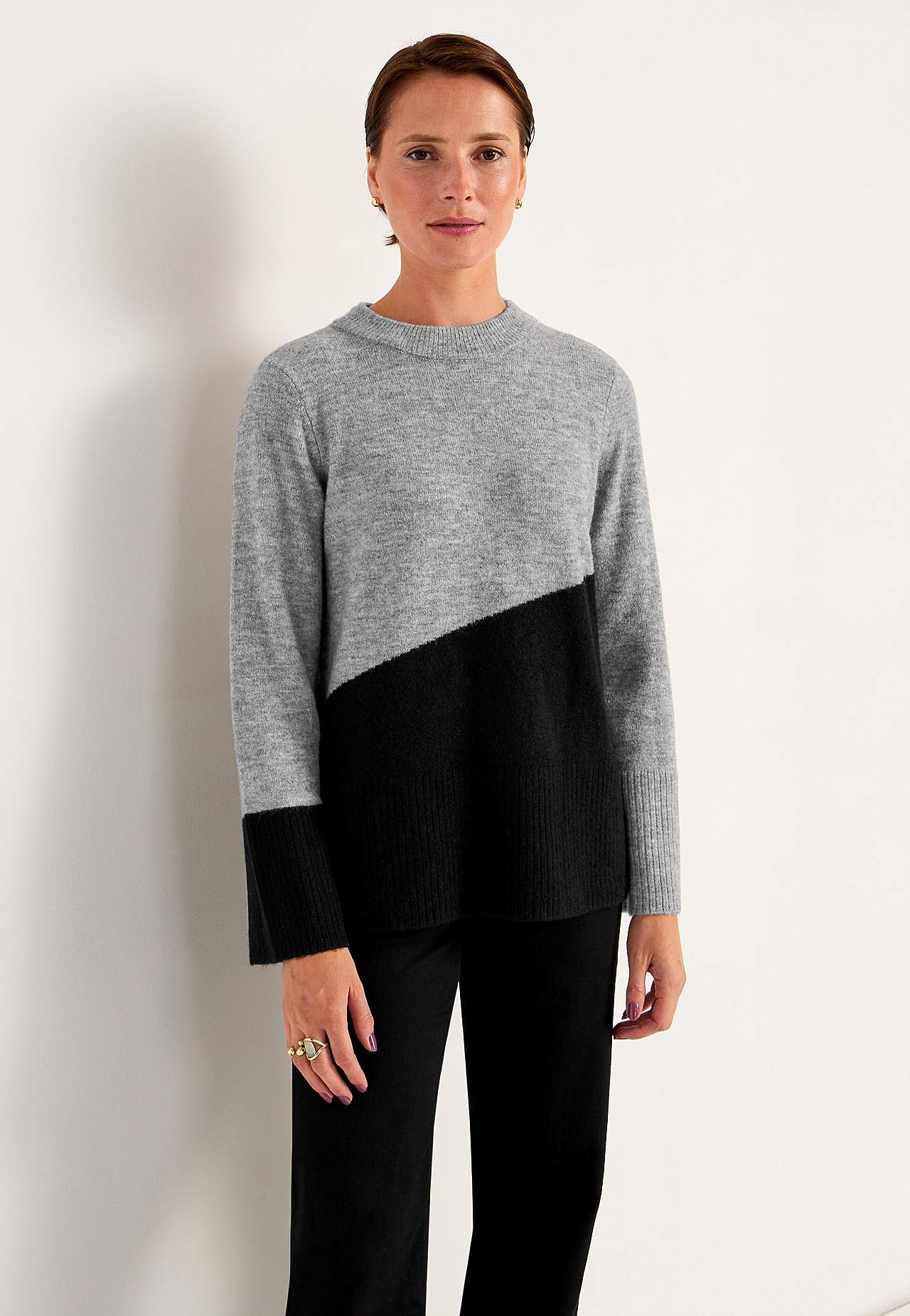 Knitted sweater with round neck