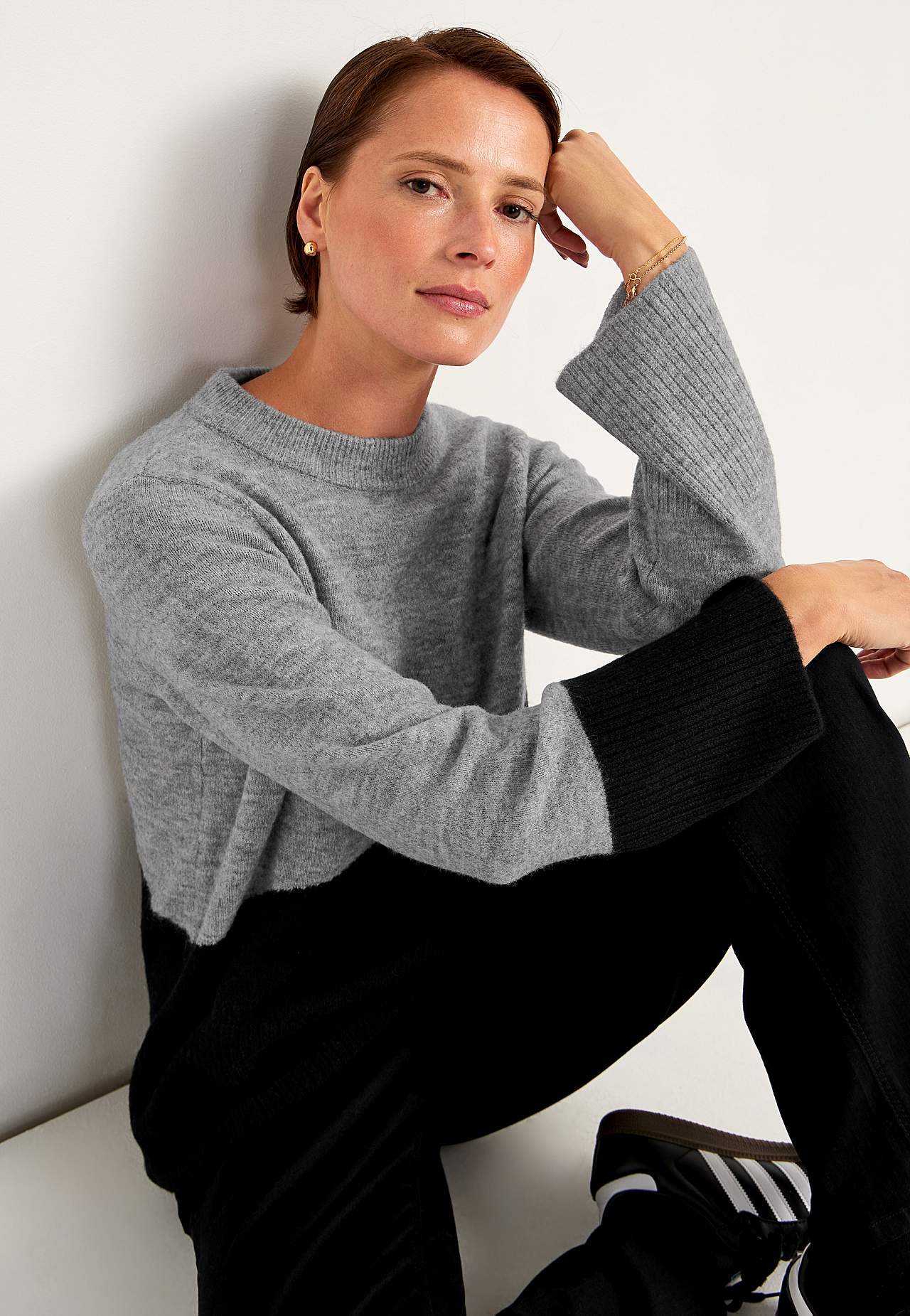 Knitted sweater with round neck