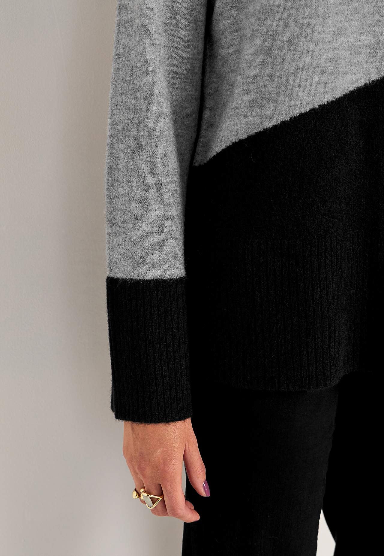 Knitted sweater with round neck