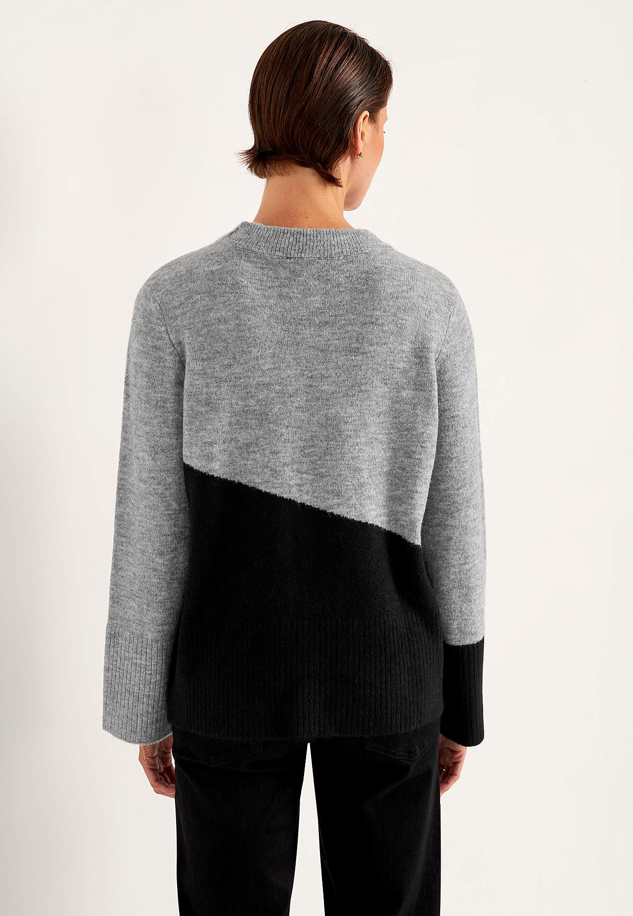 Knitted sweater with round neck