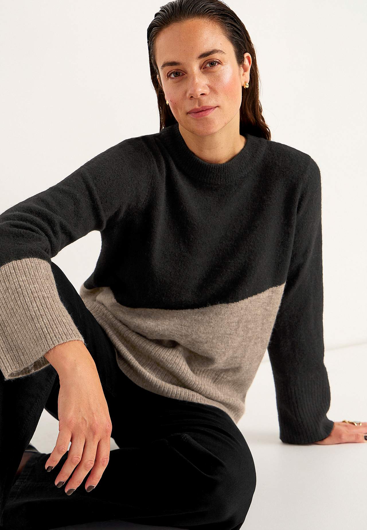Knitted sweater with round neck