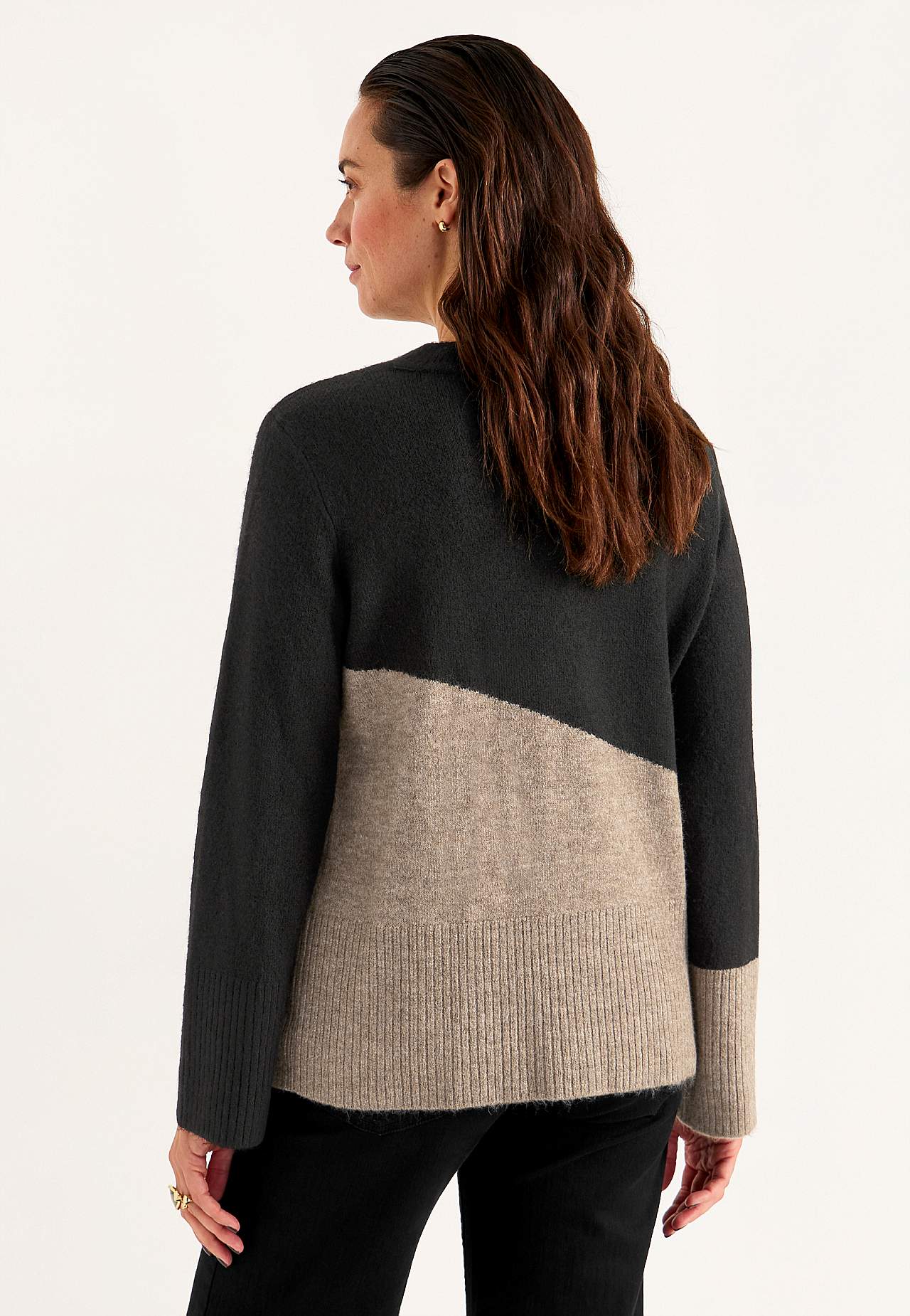 Knitted sweater with round neck