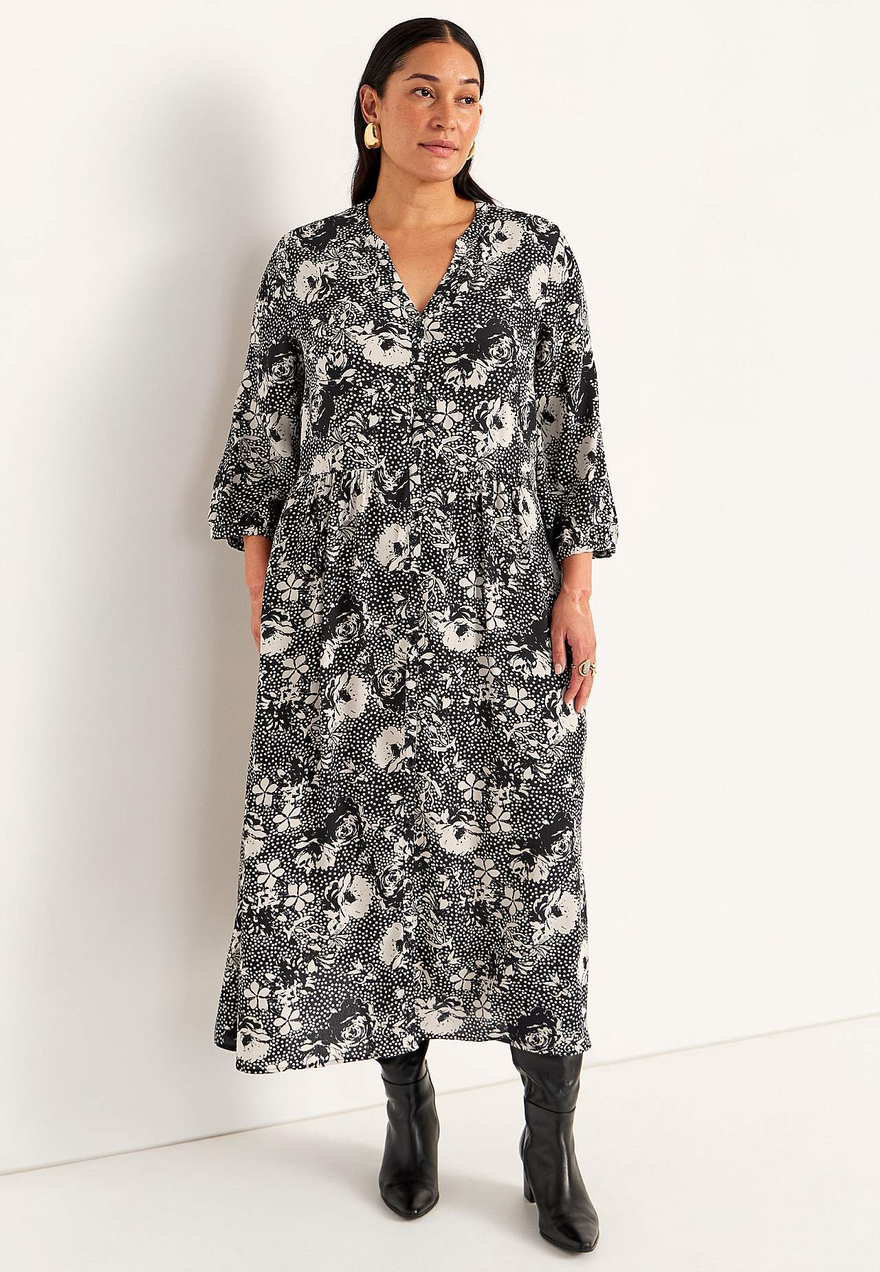 Dress in viscose with a flower pattern