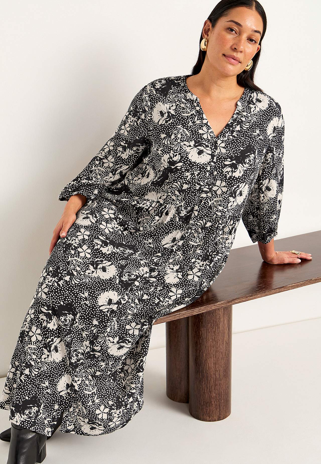 Dress in viscose with a flower pattern