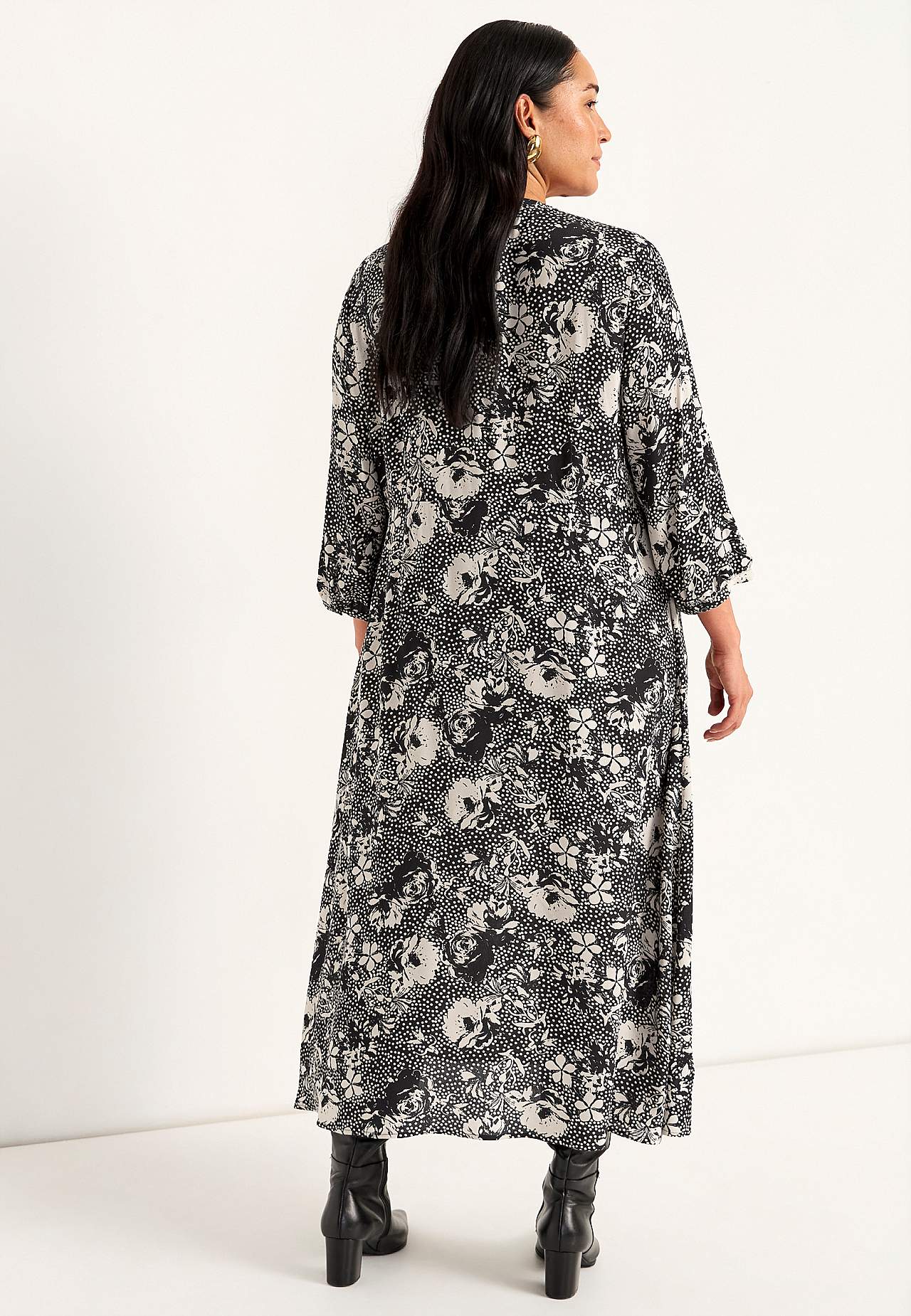 Dress in viscose with a flower pattern