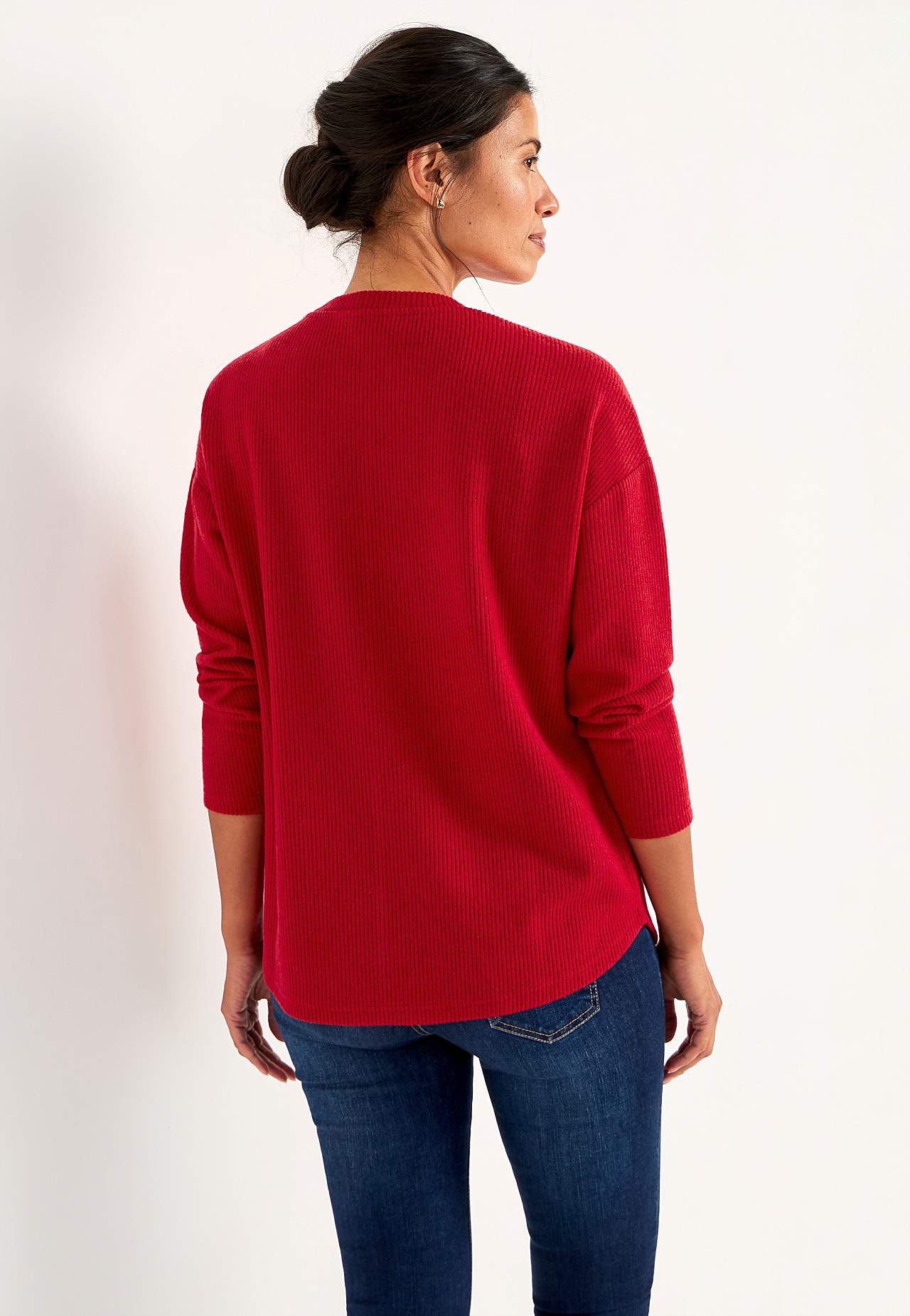 Super soft sweater with decorative center seam Beata