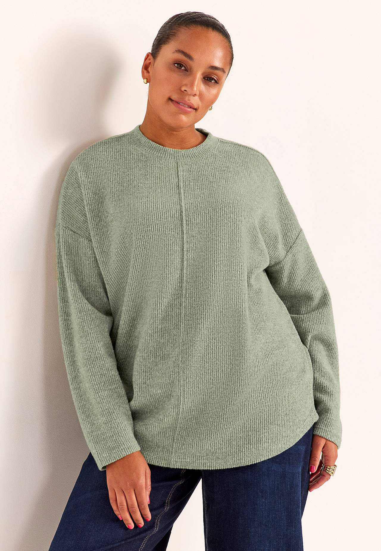 Super soft sweater with decorative center seam Beata