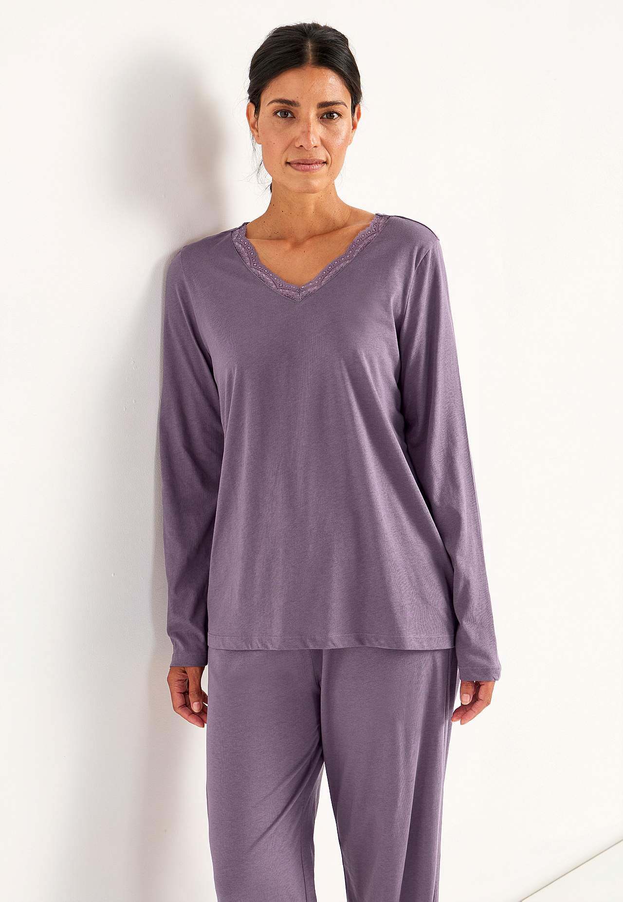 Two piece pyjamas with lace edge