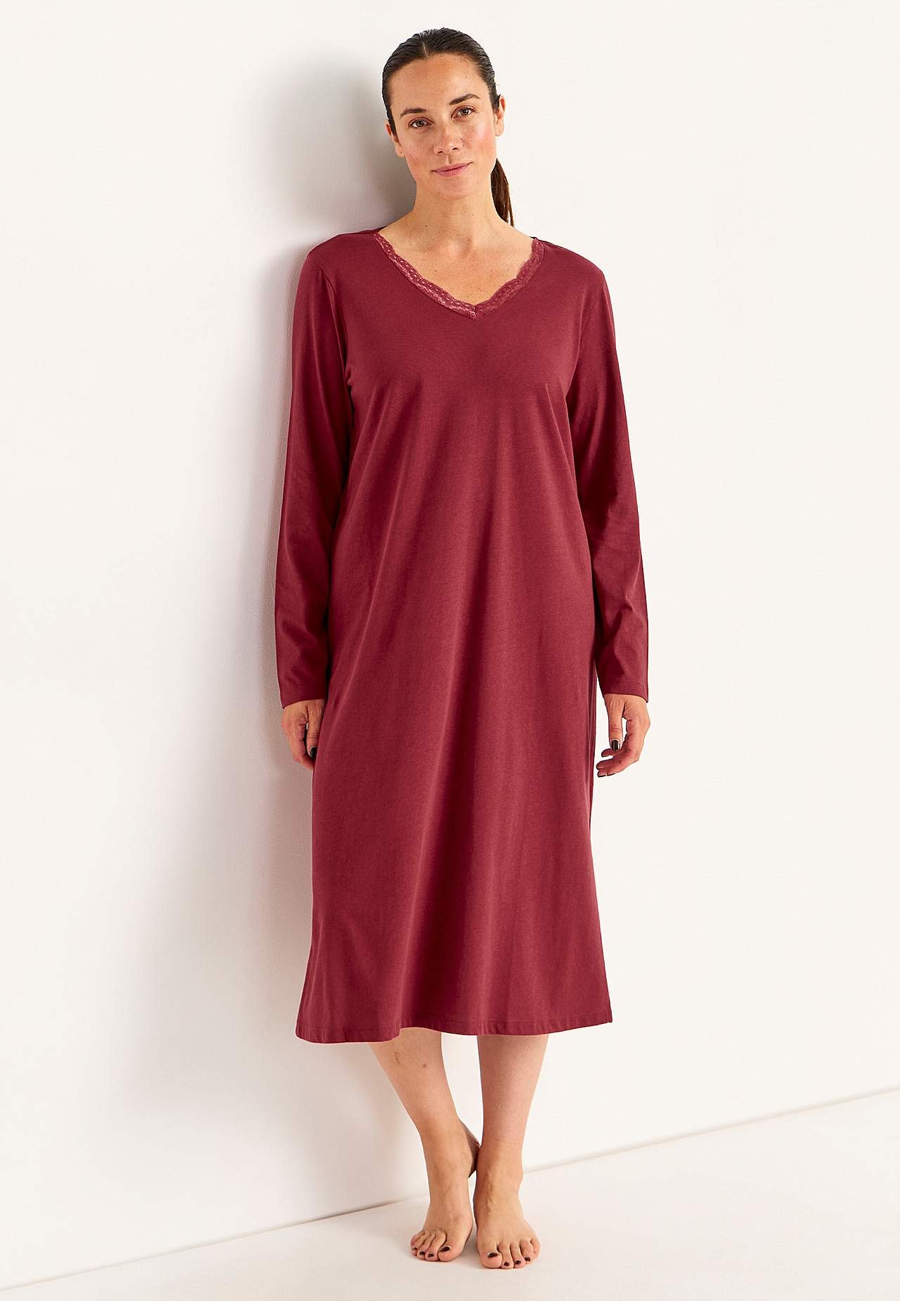 Long nightdress with lace edge
