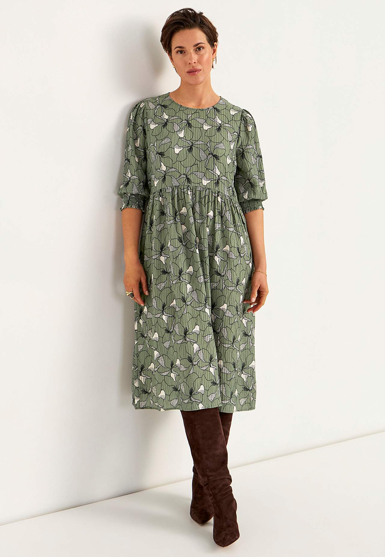Dress with a flower pattern and structure