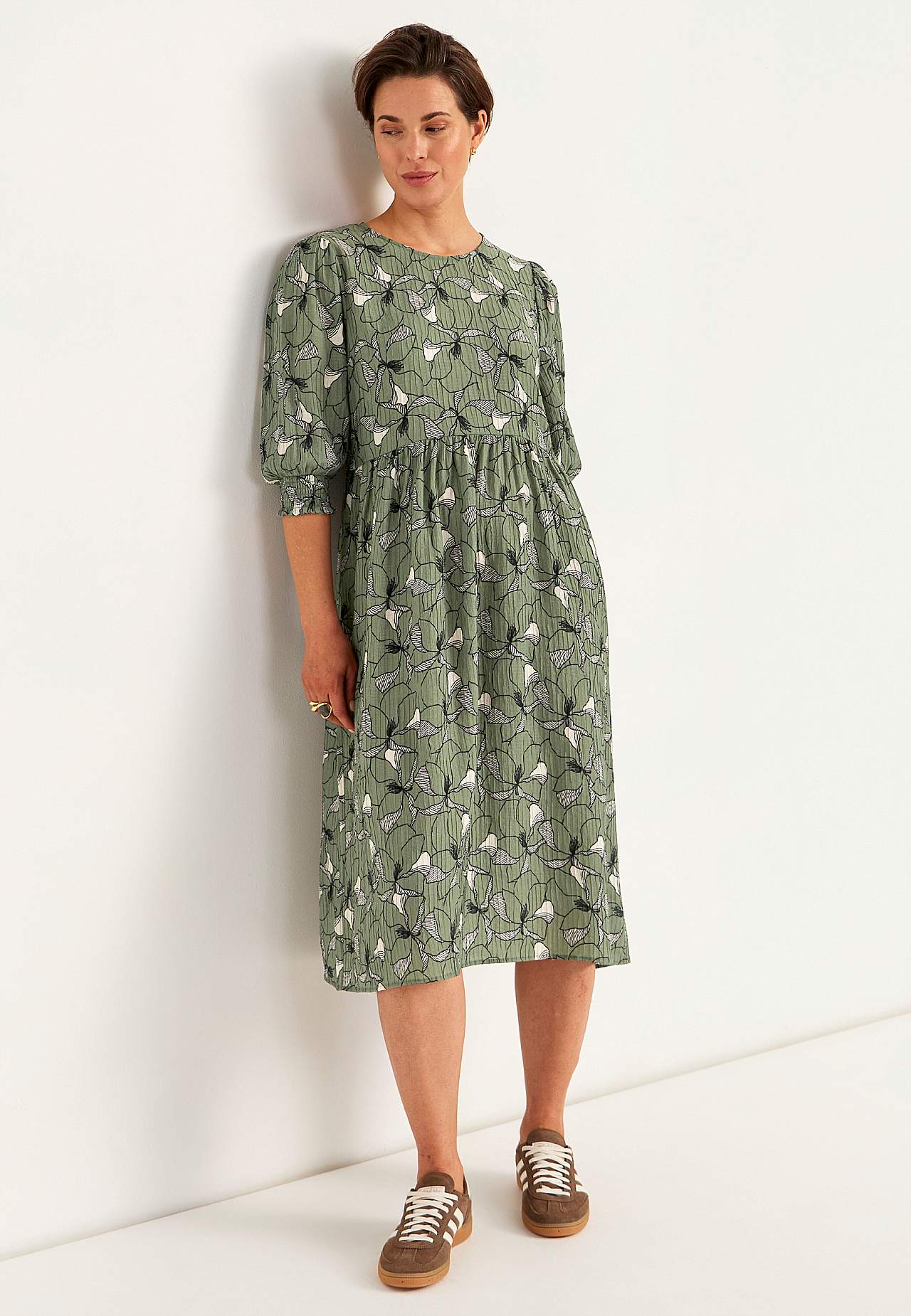 Dress with a flower pattern and structure