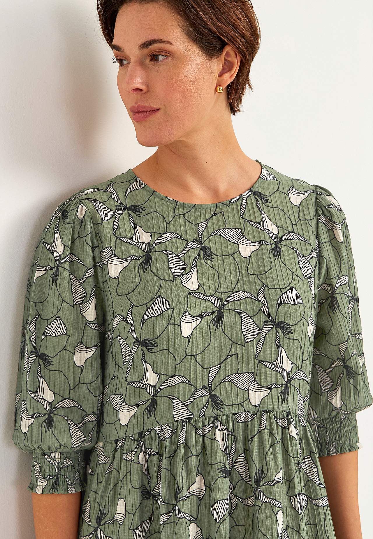 Dress with a flower pattern and structure