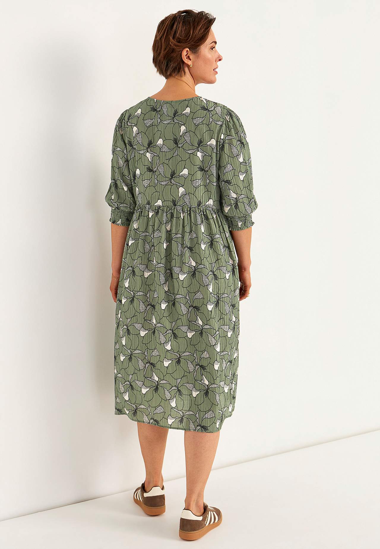 Dress with a flower pattern and structure