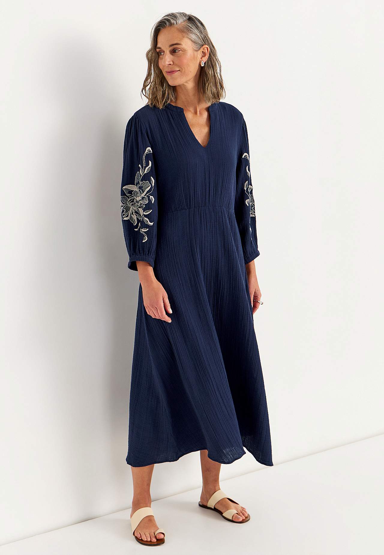 Dress in crinkled cotton with embroidery