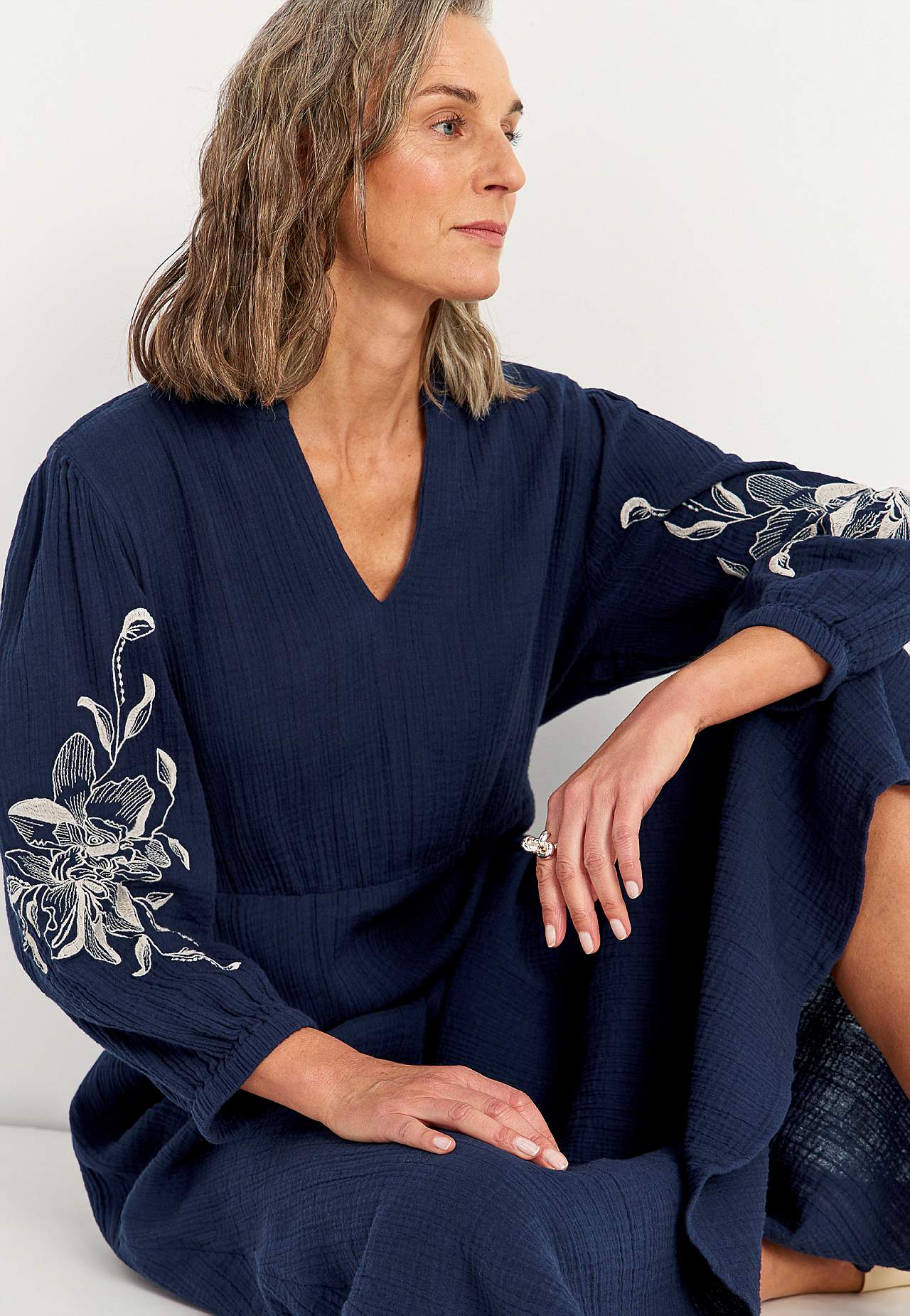 Dress in crinkled cotton with embroidery