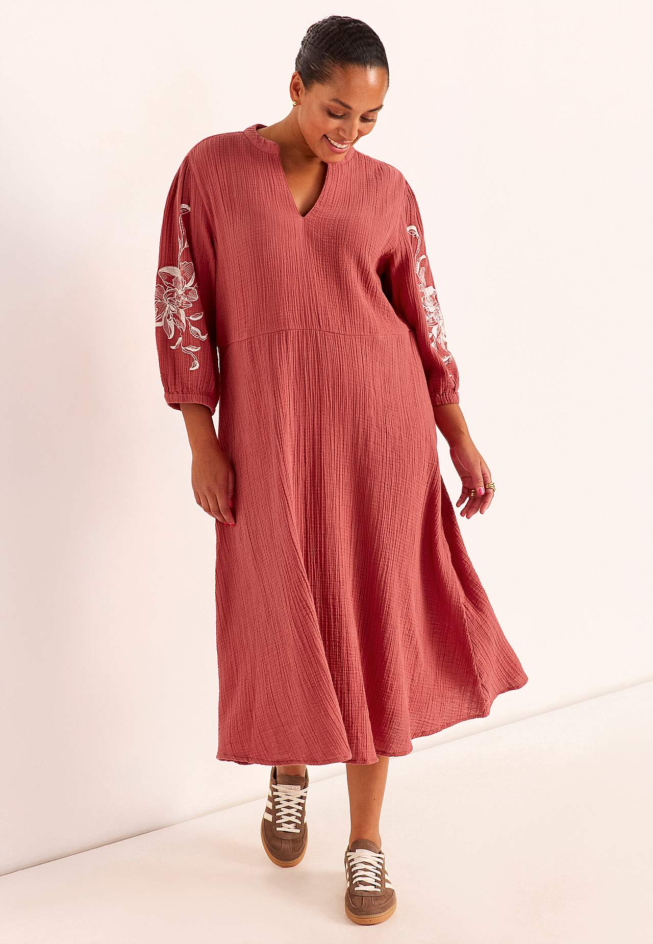 Dress in crinkled cotton with embroidery