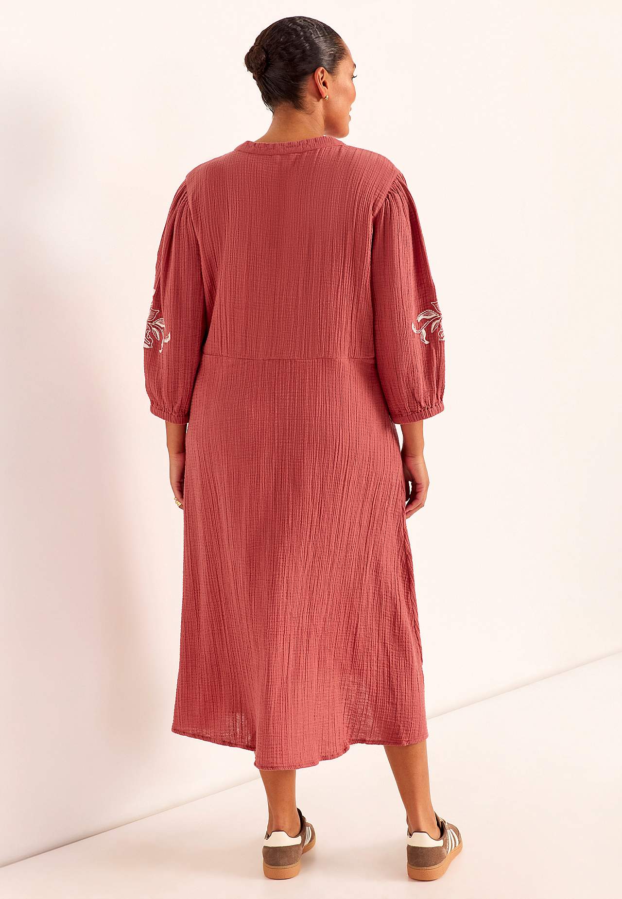 Dress in crinkled cotton with embroidery