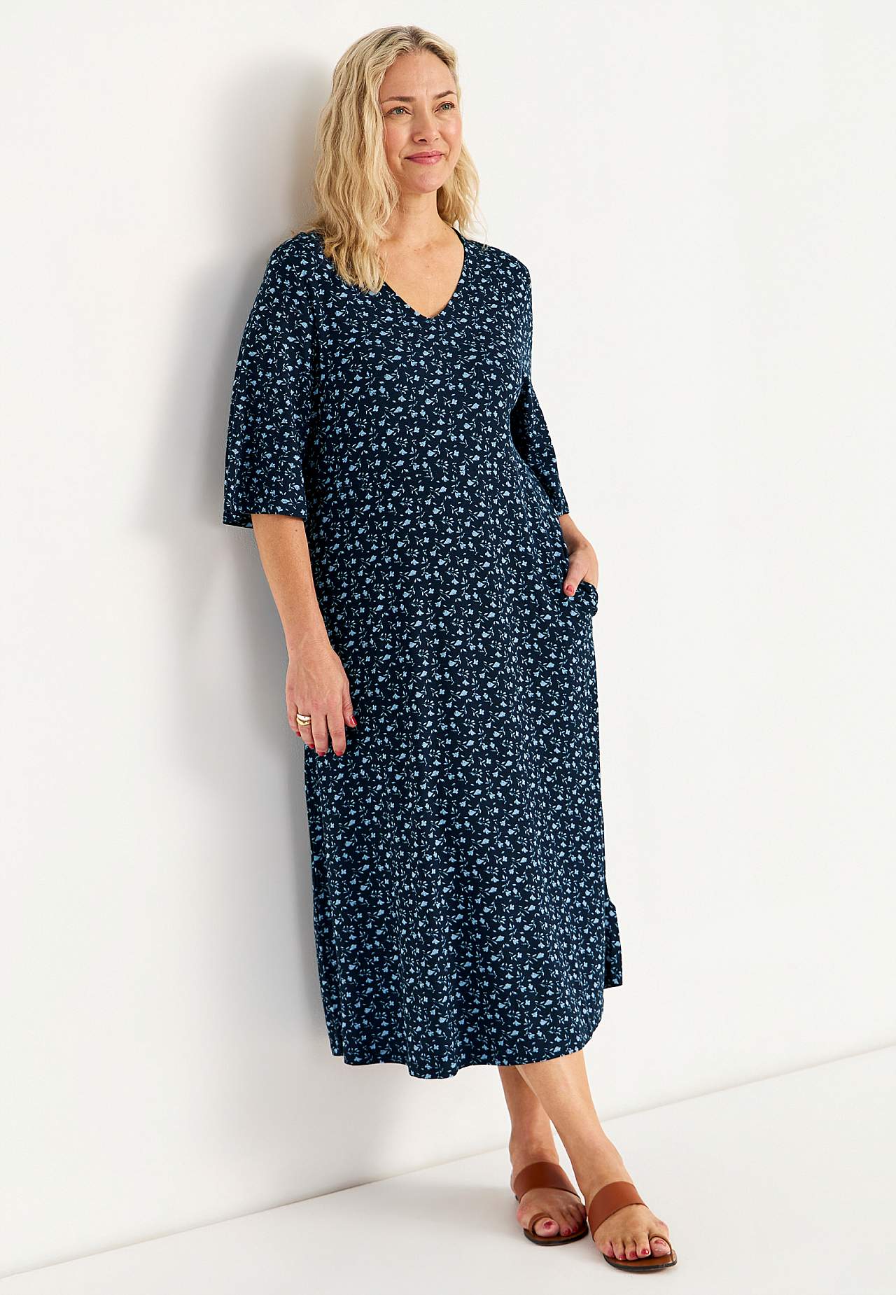 Jersey dress with a flower pattern and pockets