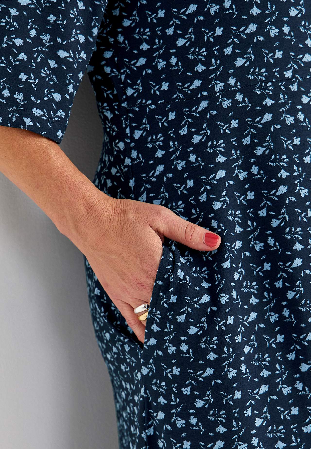 Jersey dress with a flower pattern and pockets