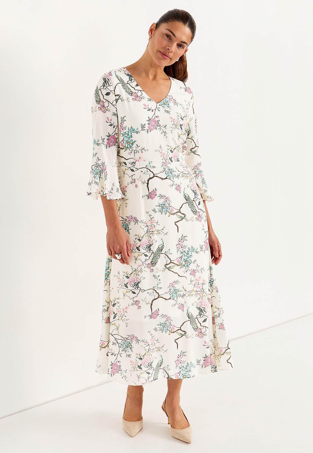 Dress with flounce sleeve