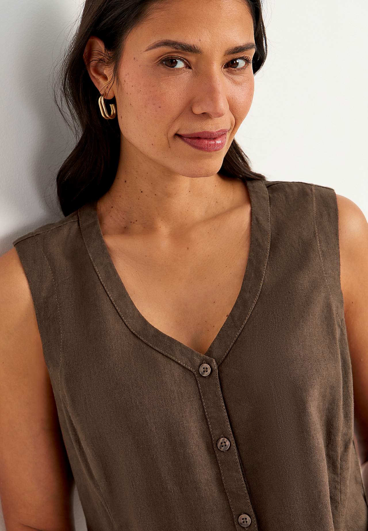 Sleeveless linen blouse