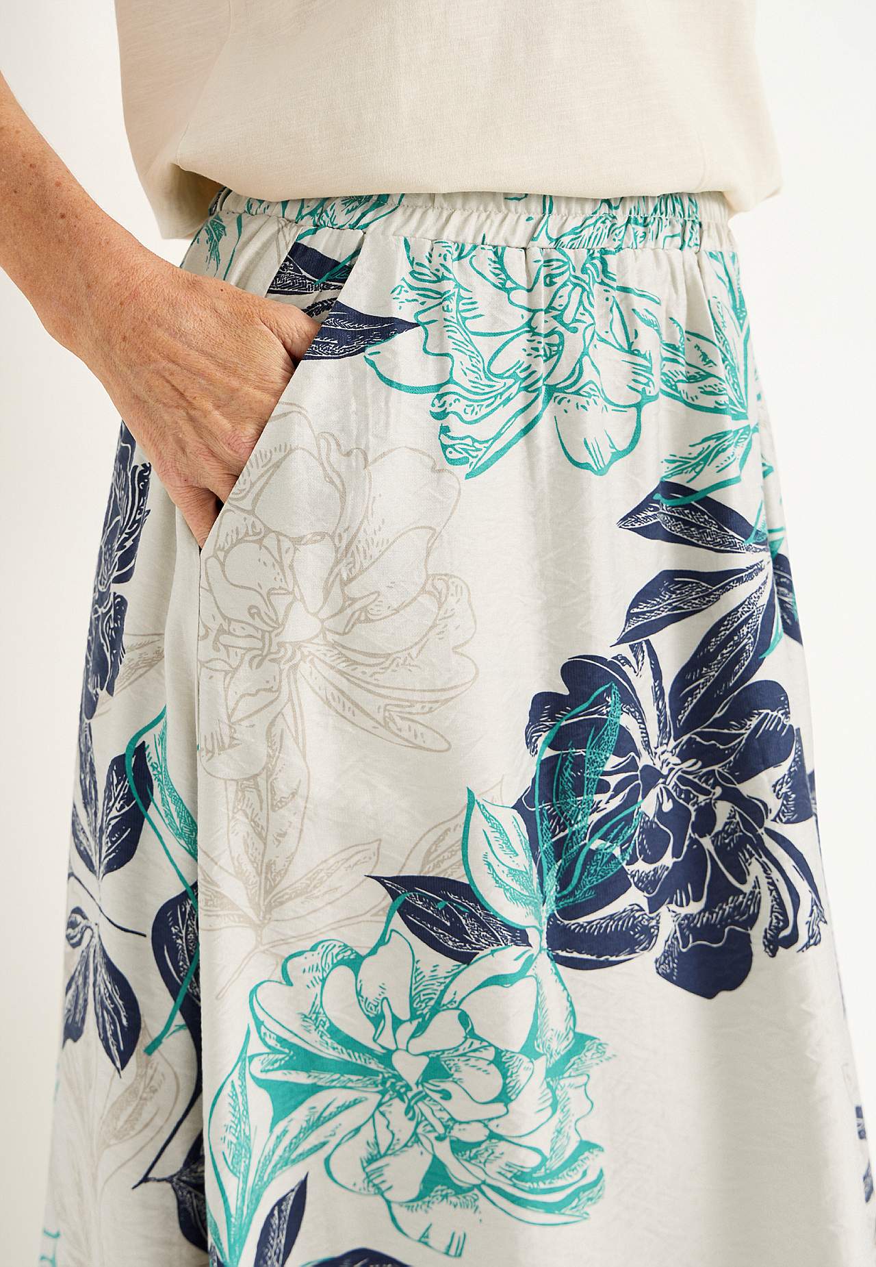 Floral skirt with pockets