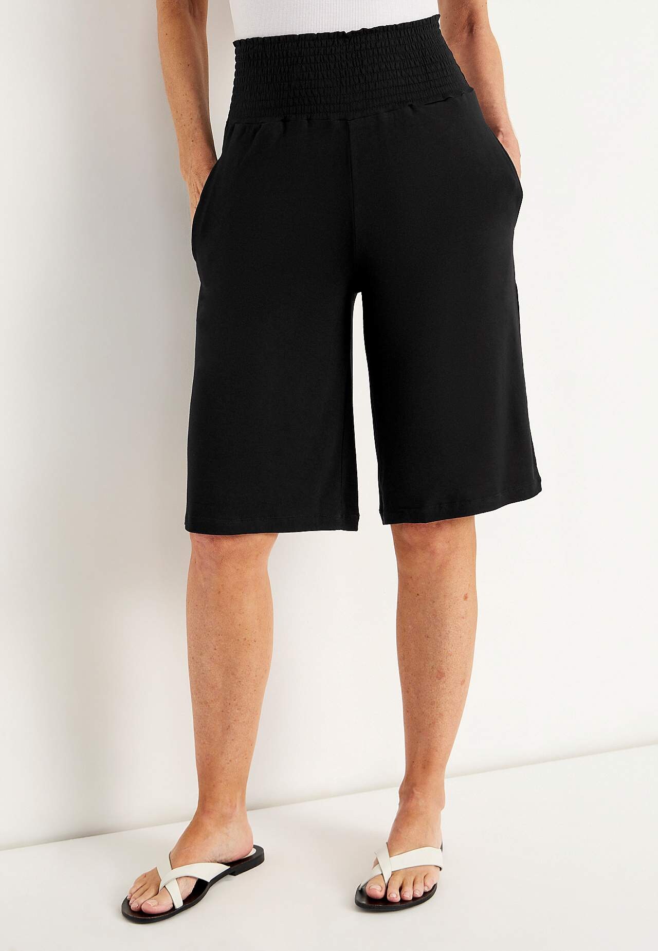Knee-length shorts with pockets