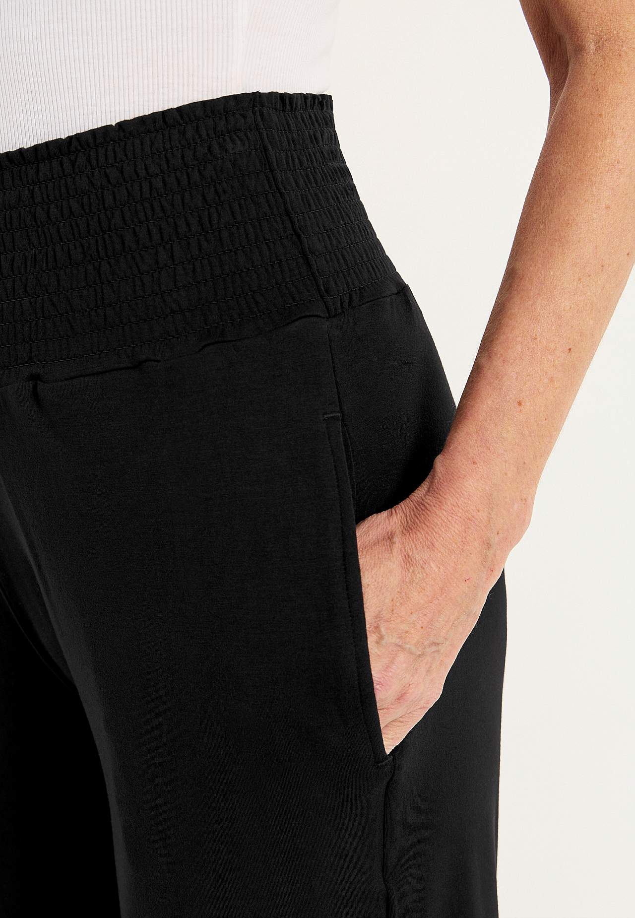 Knee-length shorts with pockets