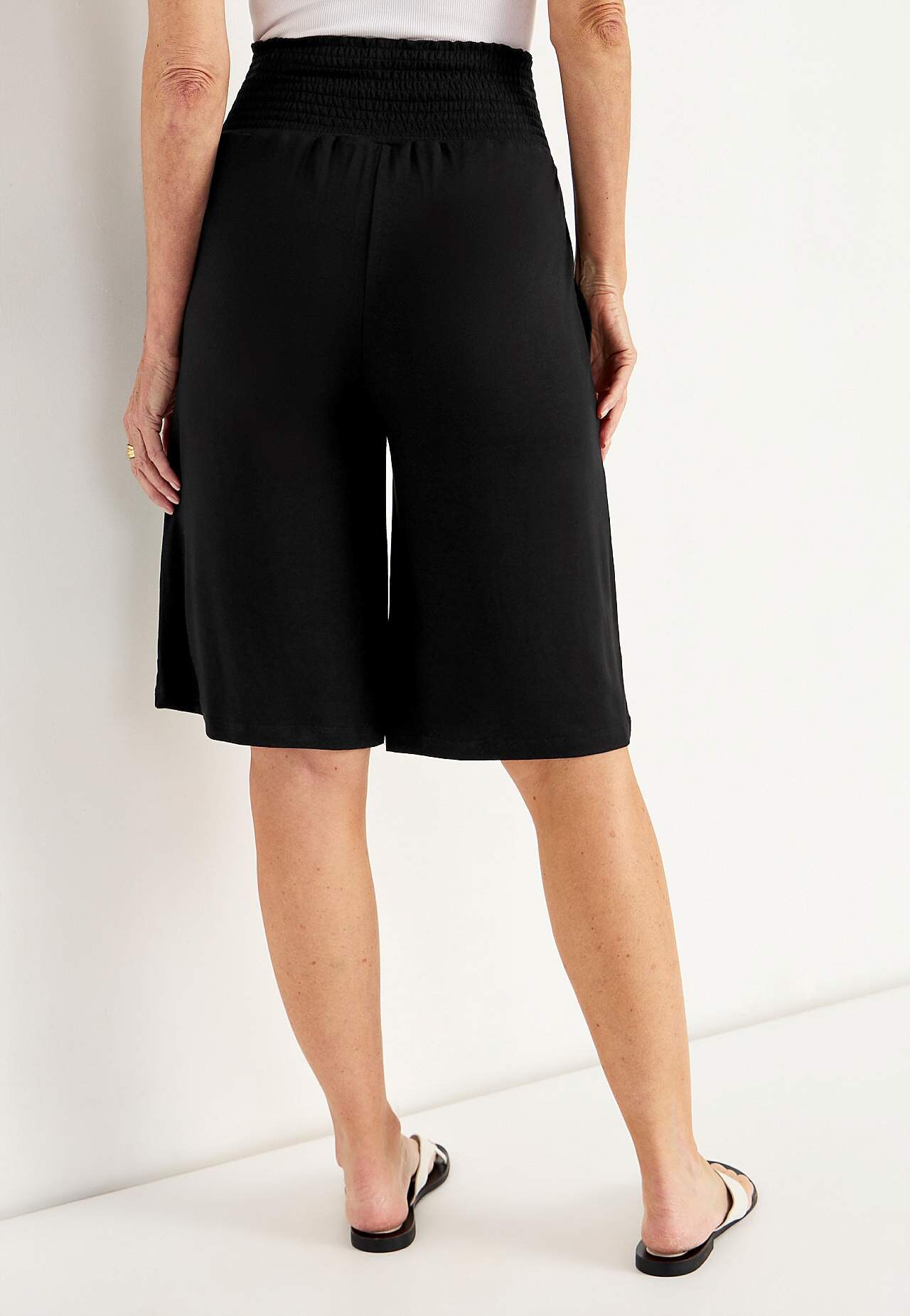 Knee-length shorts with pockets