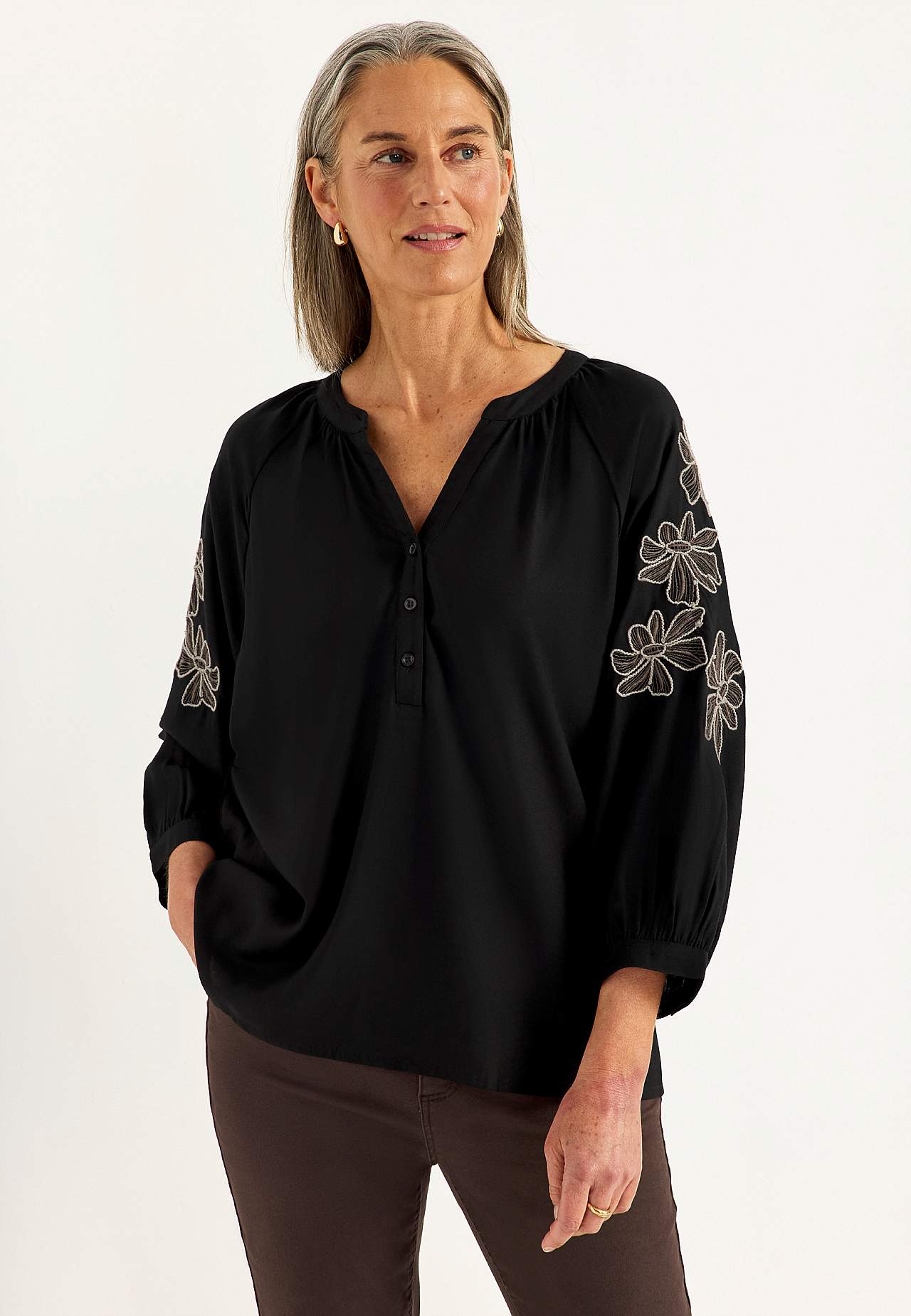 Viskosebluse med broderi
