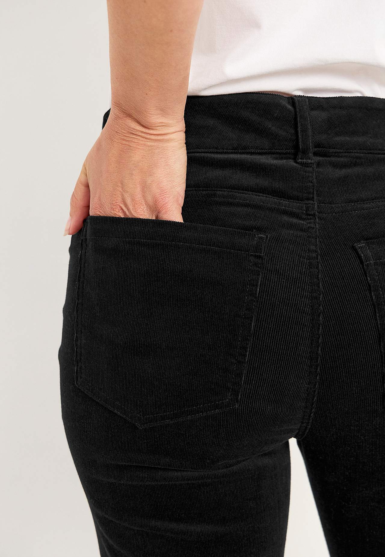 Kapearaidalliset, bootcut vakosamettihousut