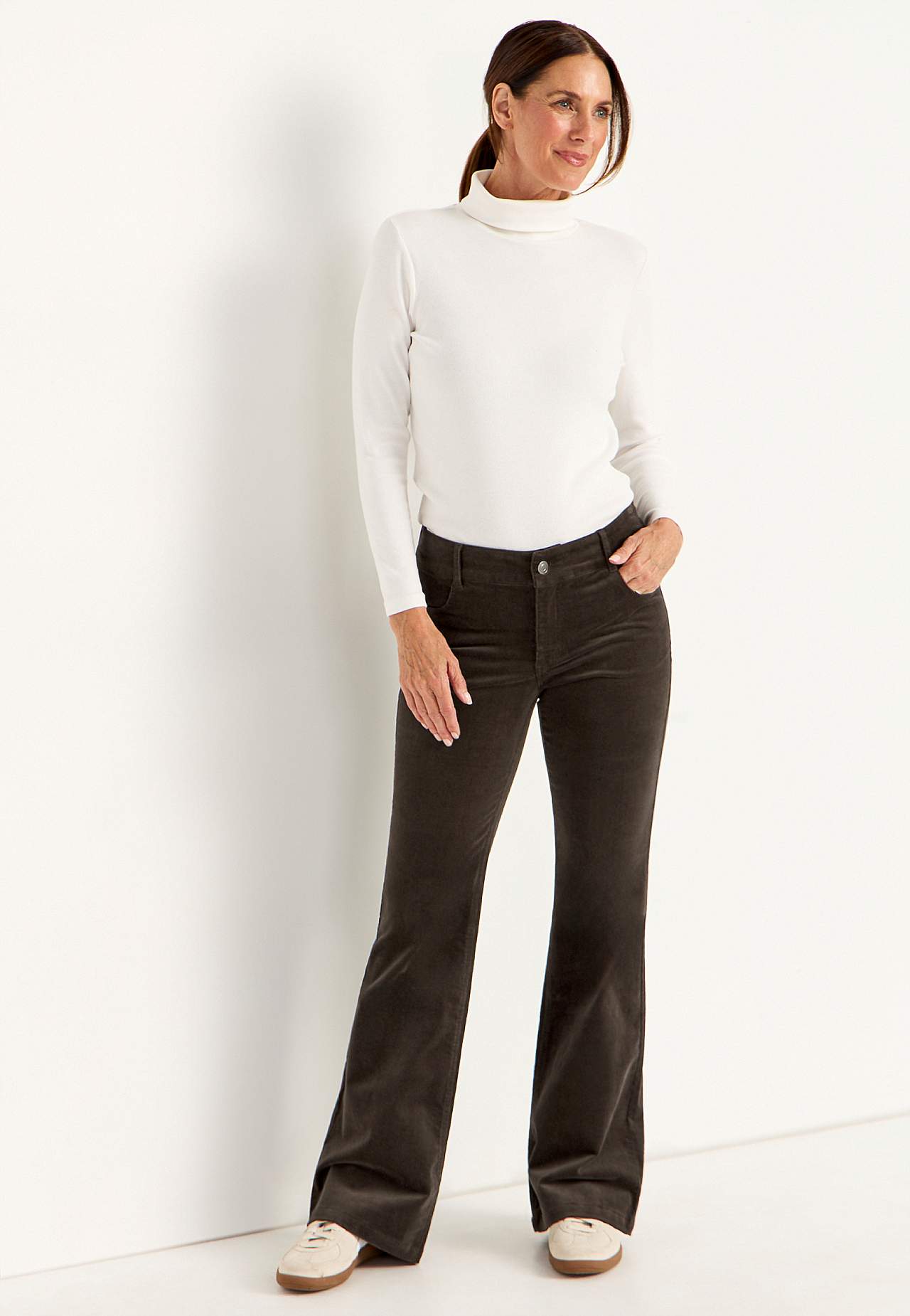 Kapearaidalliset, bootcut vakosamettihousut