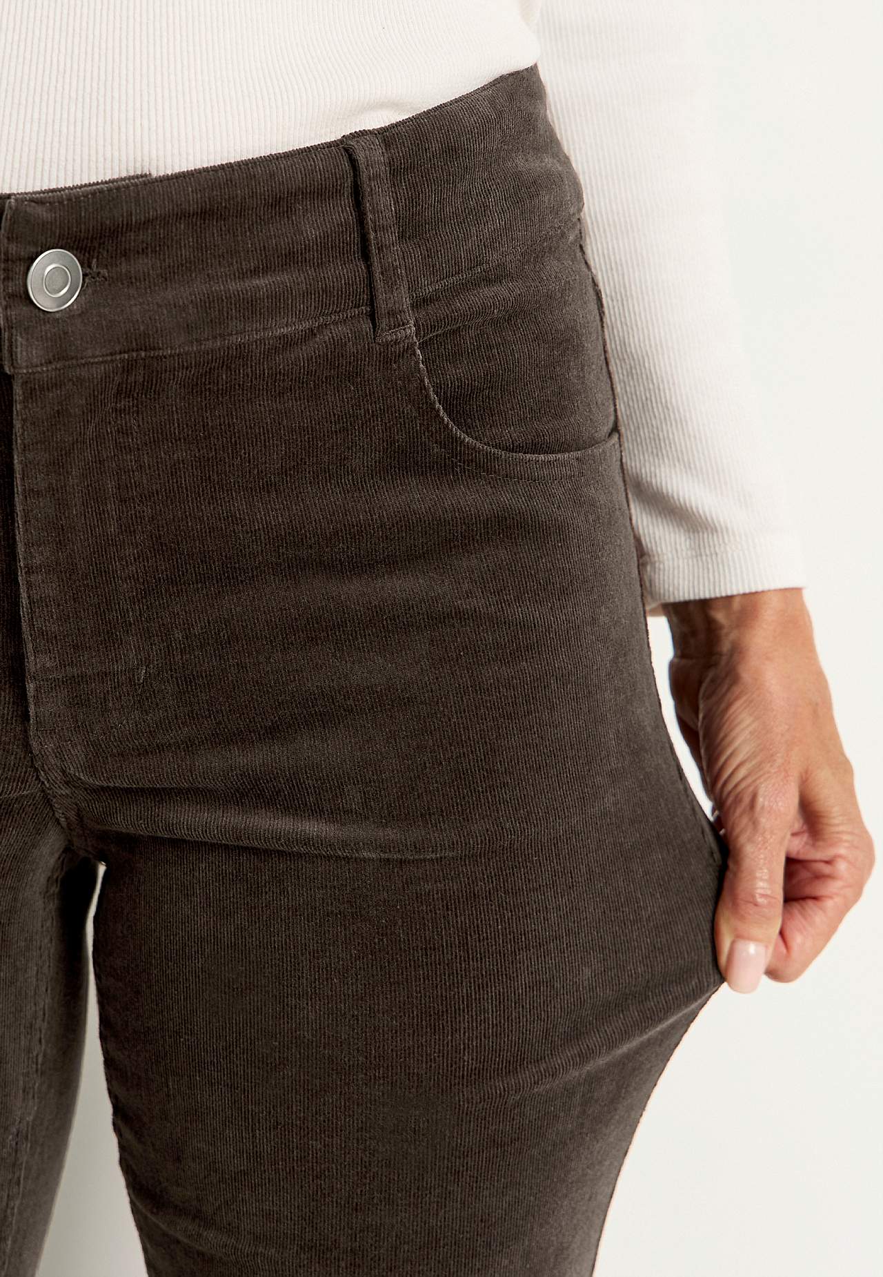 Kapearaidalliset, bootcut vakosamettihousut