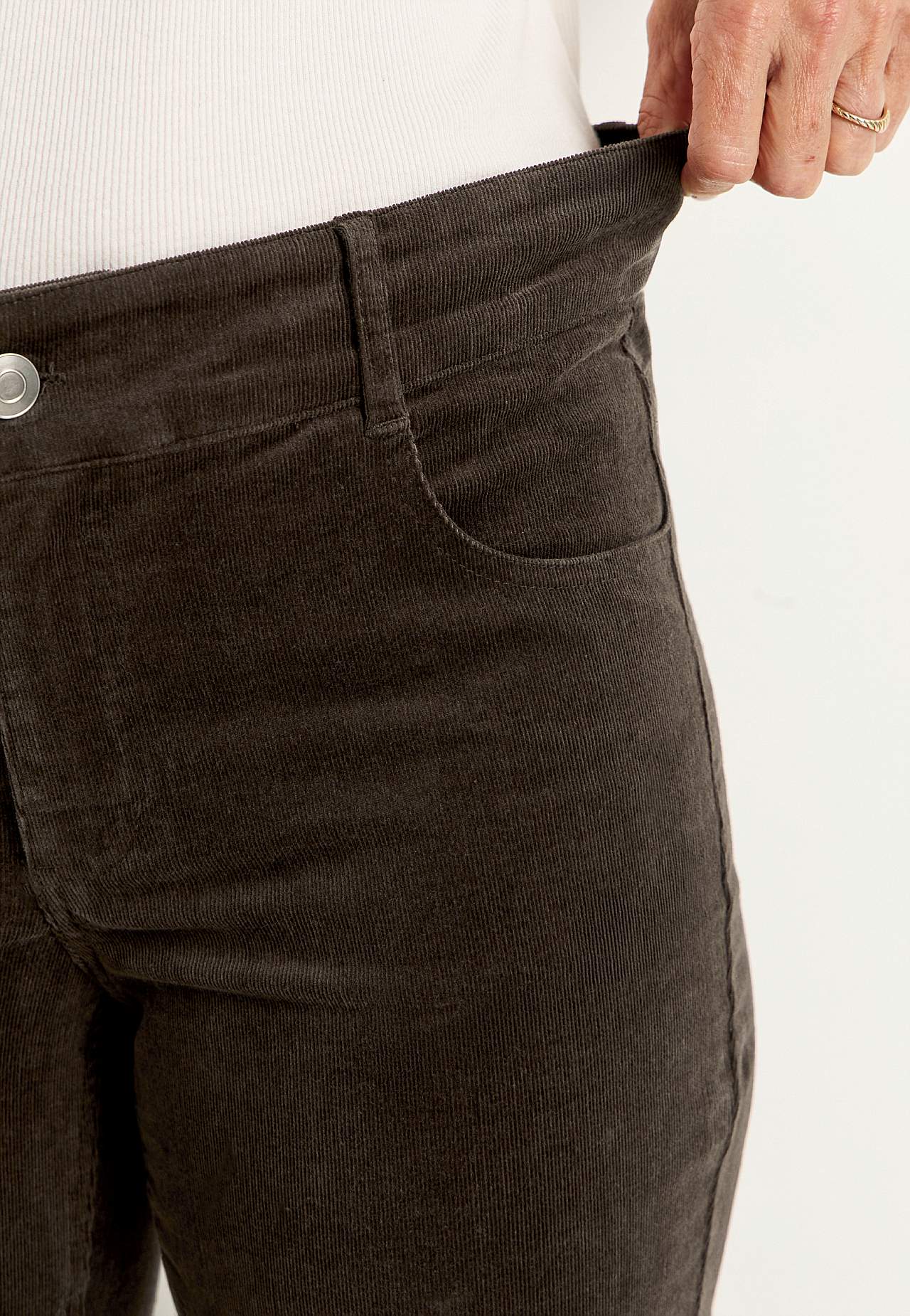 Kapearaidalliset, bootcut vakosamettihousut