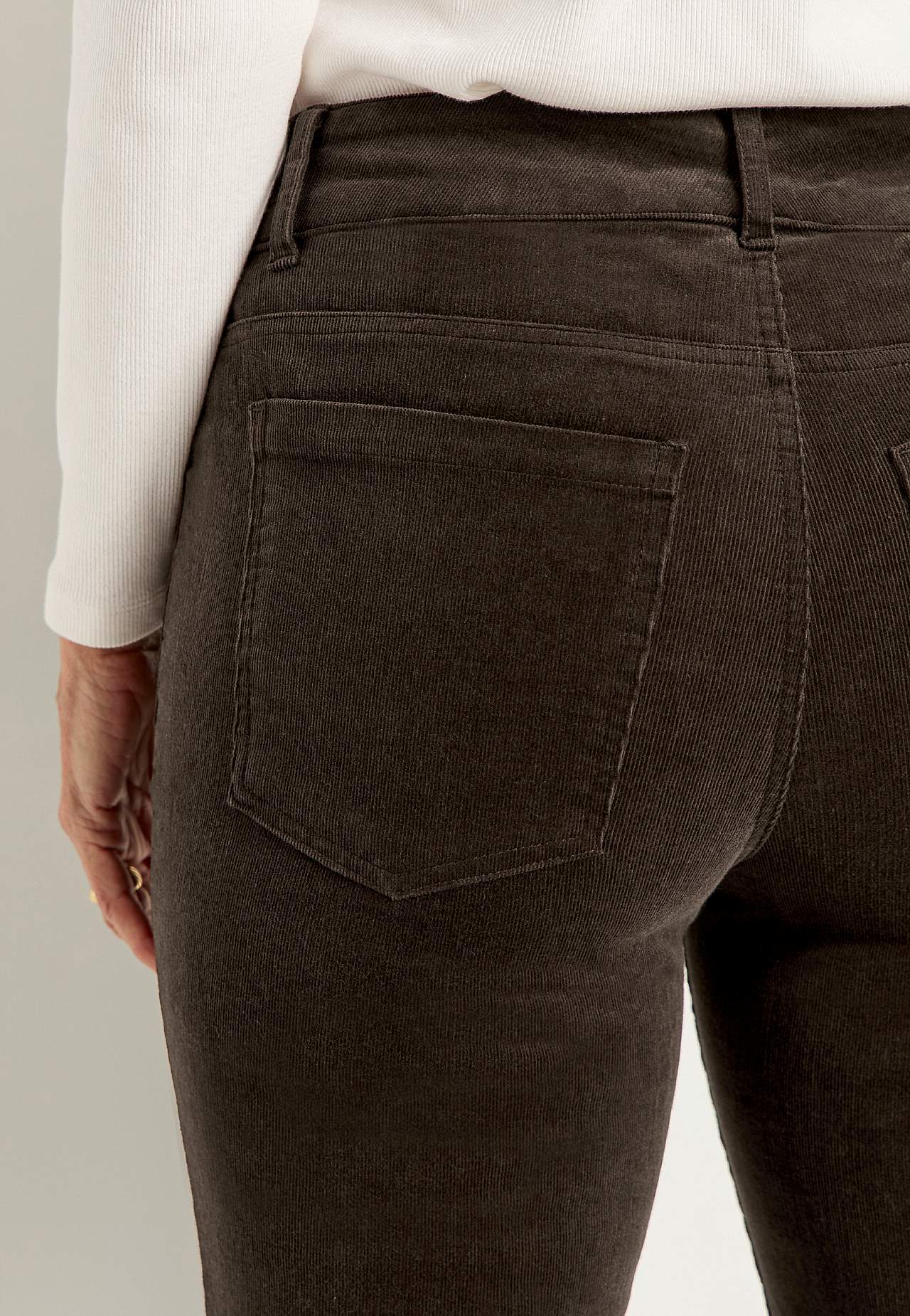 Kapearaidalliset, bootcut vakosamettihousut
