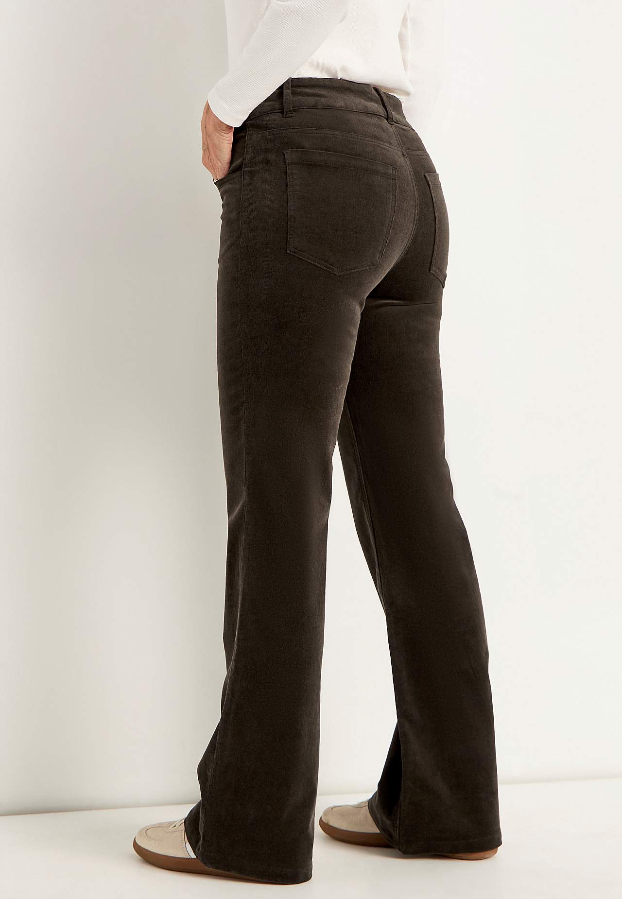 Kapearaidalliset, bootcut vakosamettihousut