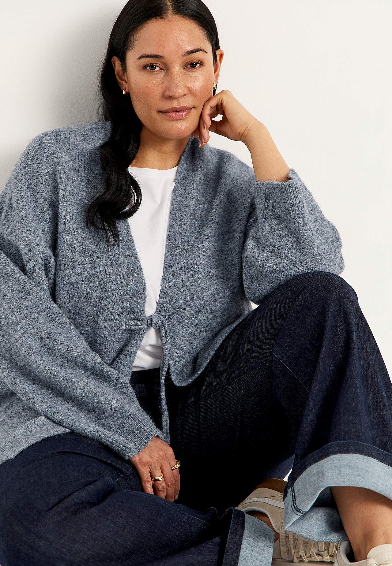Strikket cardigan med charmerende knudedetalje