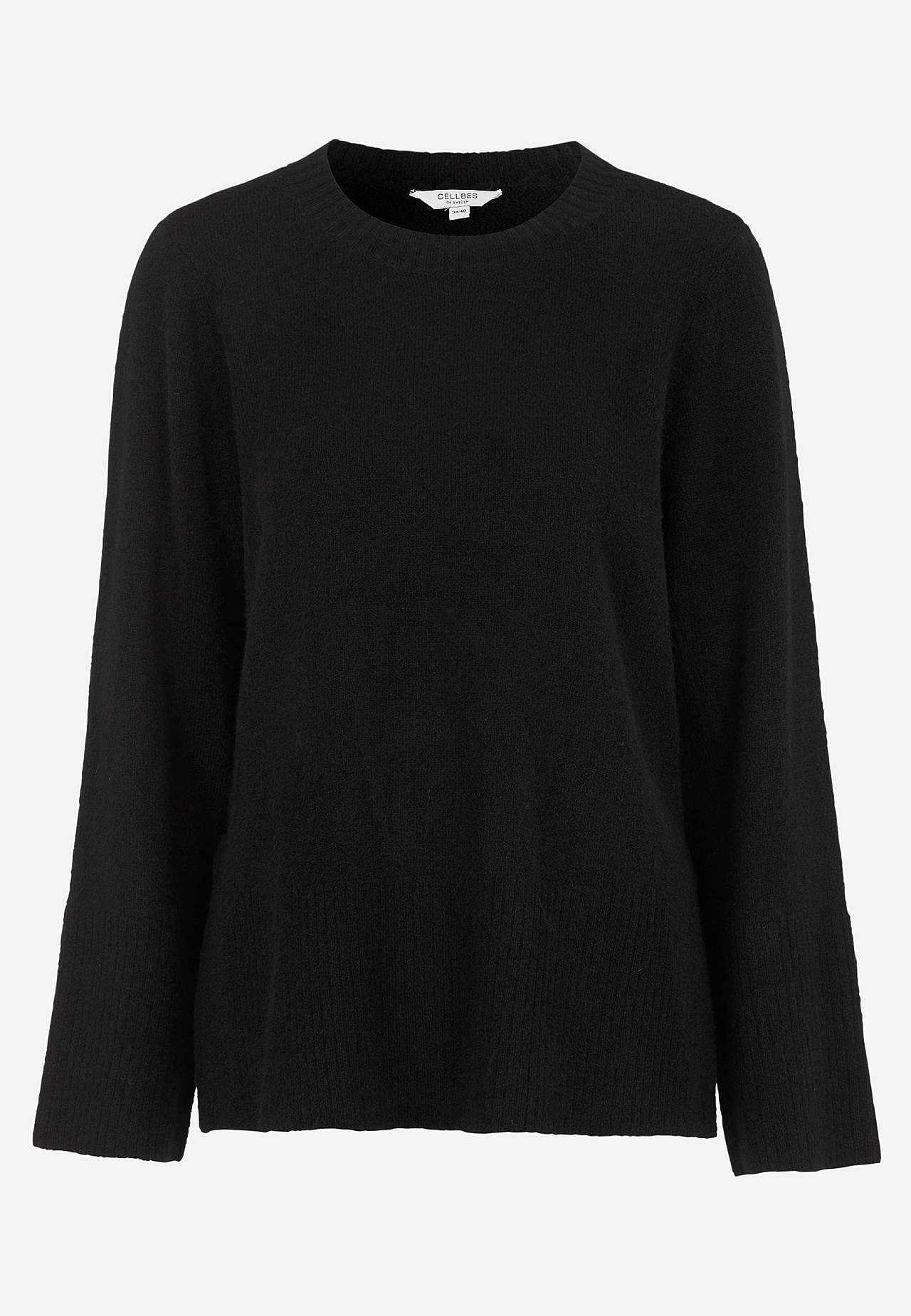 Knitted sweater with slits