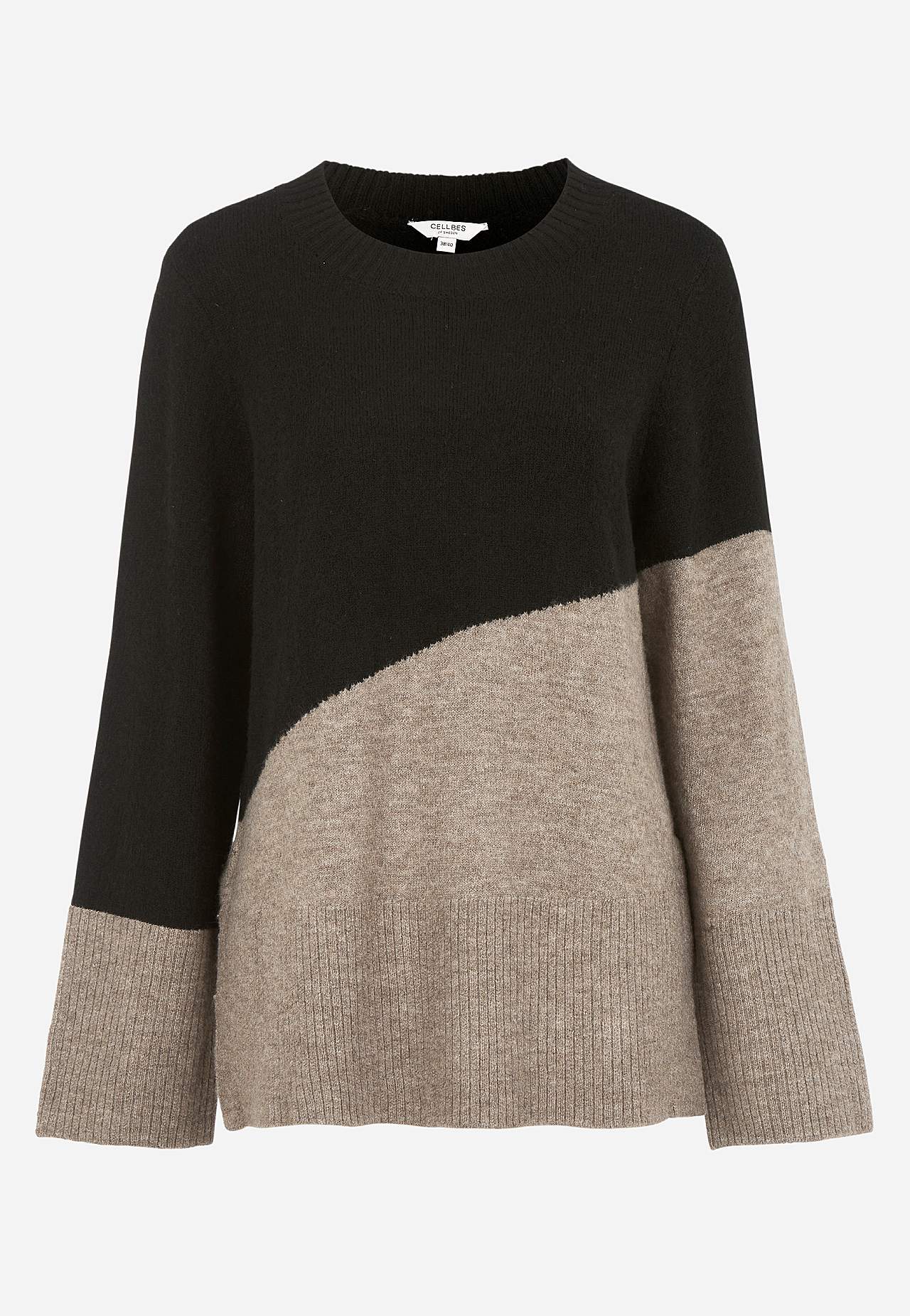 Knitted sweater with slits