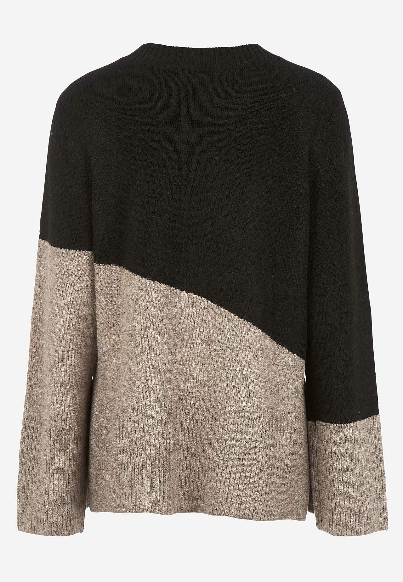 Knitted sweater with slits