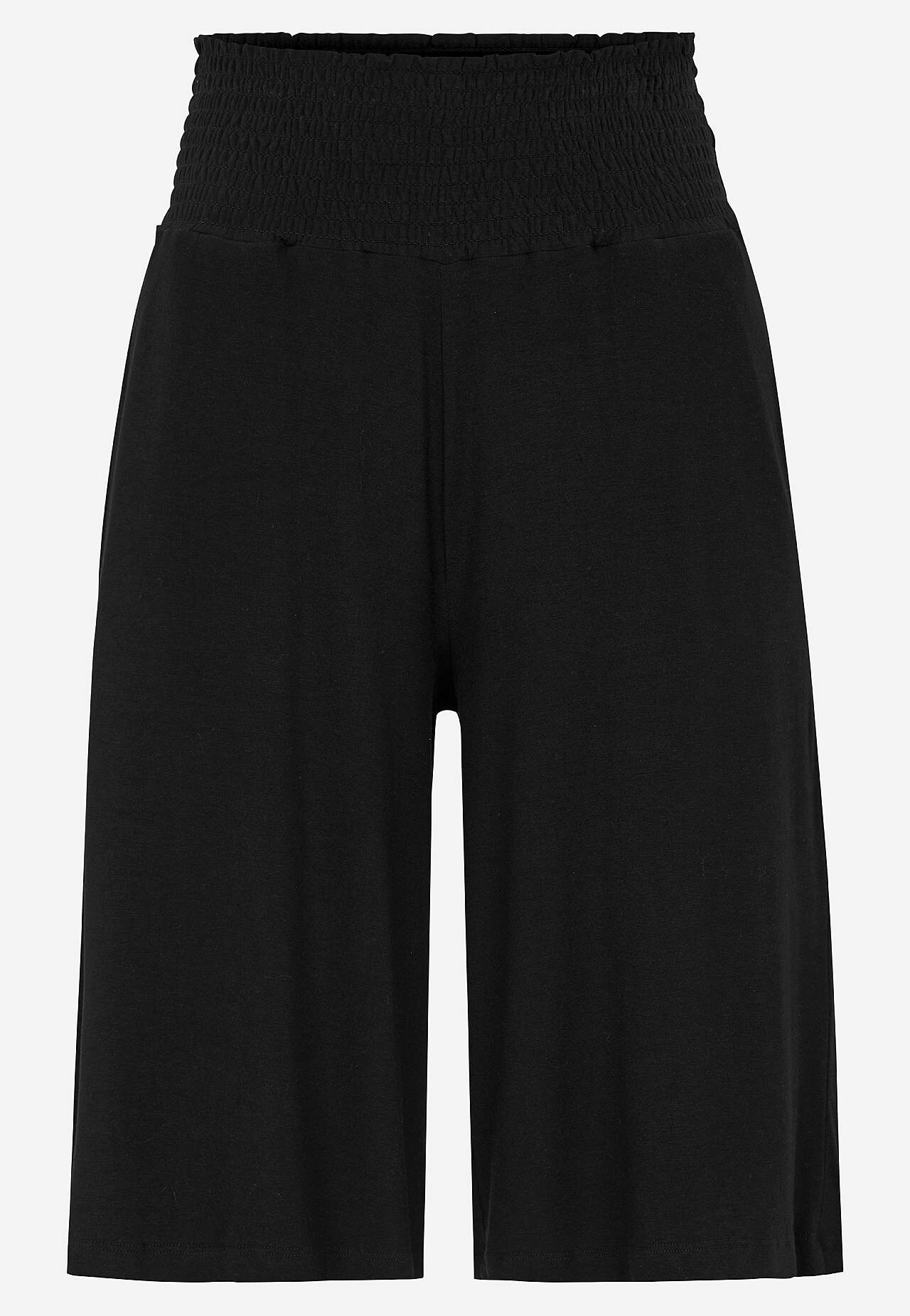 Knee-length shorts with pockets