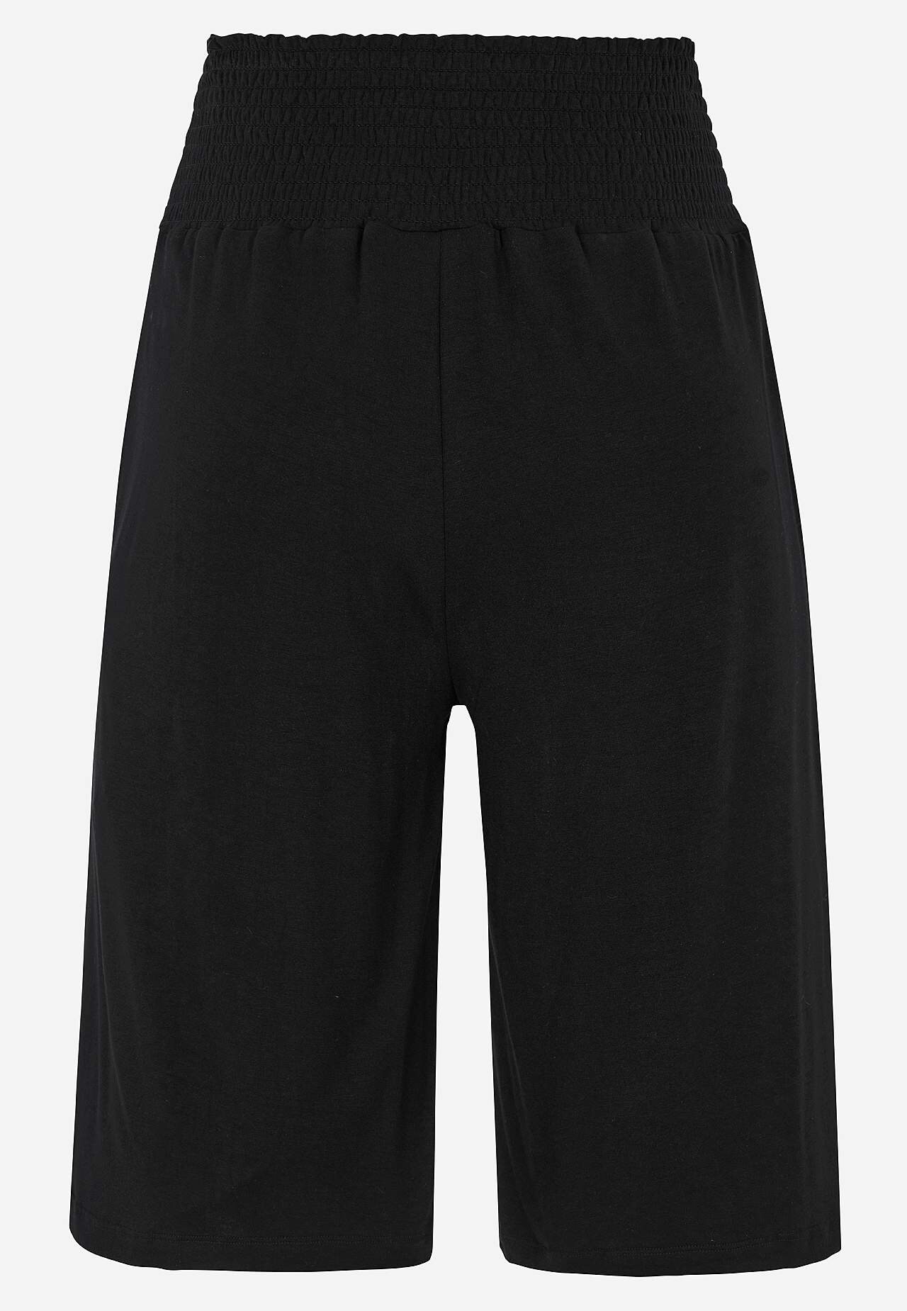 Knee-length shorts with pockets